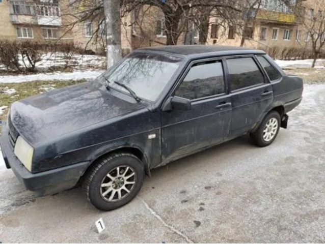 На Киевщине ВАЗ сбил пешехода и протащил 10 метров: водитель скрылся (ФОТО)