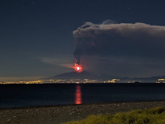 На Сицилии снова извергается вулкан Этна (ФОТО, ВИДЕО)
