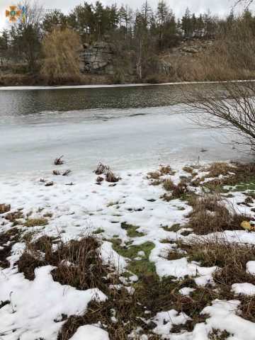 На Житомирщине мужчина, спасая провалившуюся под лед собаку, сам оказался в воде (ФОТО)