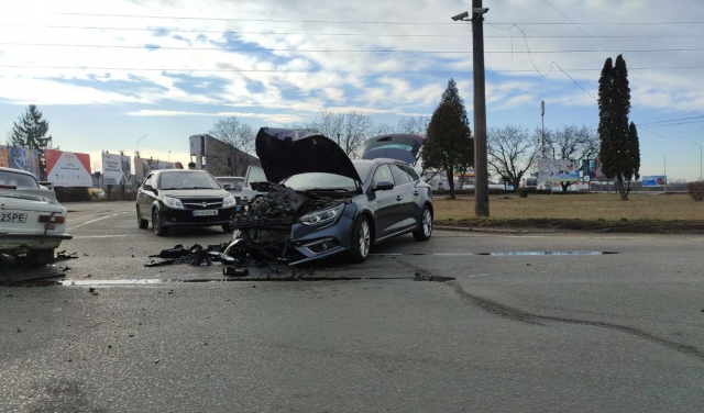 На выезде из Мукачево два водителя не поделили дорогу (ФОТО)