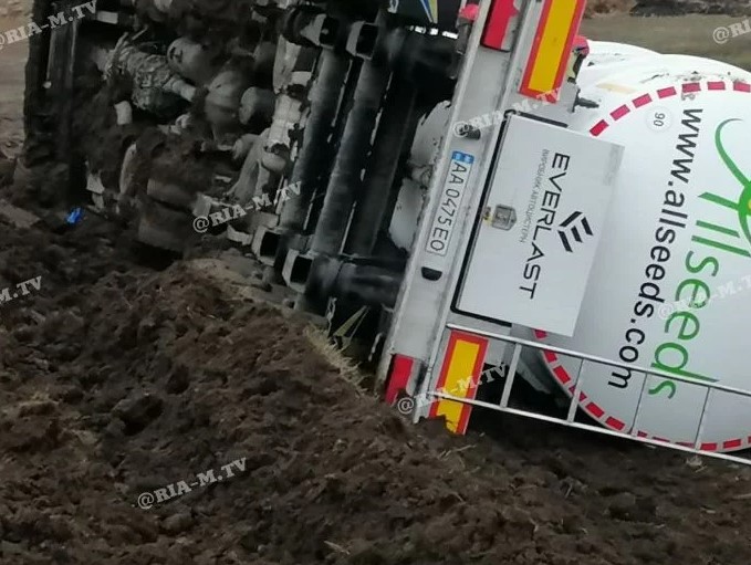 Под Мелитополем на трассе перевернулся грузовик с цистерной (ФОТО, ВИДЕО)