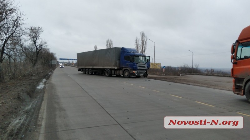 Под Николаевом не поделили дорогу грузовик Scania и Opel (ФОТО)