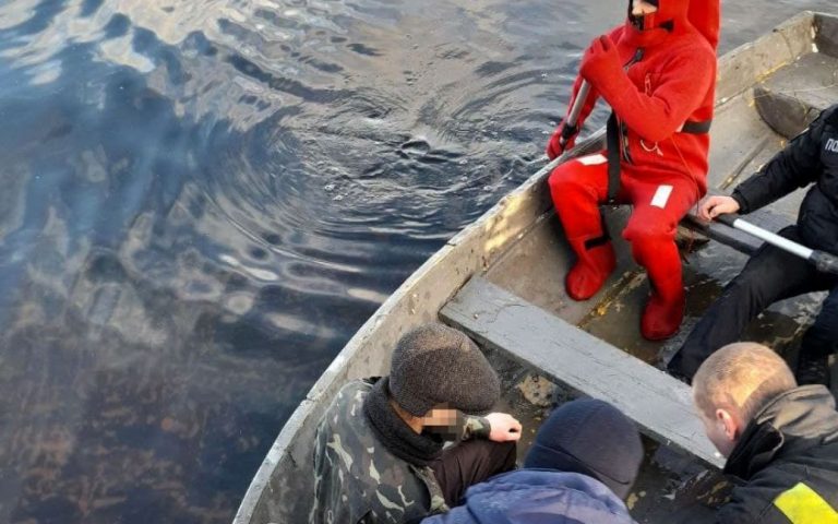 ЧП на Киевском водохранилище: подростков на льдине унесло на полкилометра от берега (ВИДЕО)