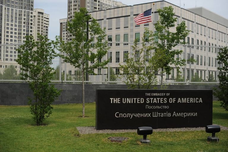 Посольство США в Украине эвакуирует сотрудников и приостанавливает консульские услуги