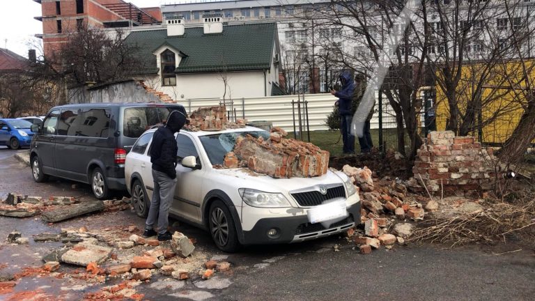 «Поваленные деревья, сорванные крыши и разбитые машины»: последствия непогоды на Западе Украины (ФОТО)