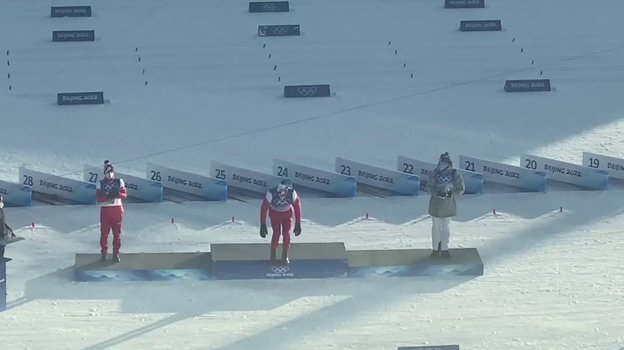 Олимпиада-2022: Российский лыжник Большунов сломал пьедестал, празднуя победу (ФОТО, ВИДЕО)