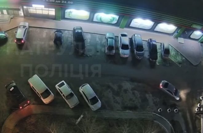Под Киевом пьяный водитель Mazda без прав протаранил сразу 5 припаркованных авто (ВИДЕО)