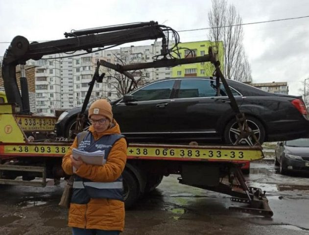 В Киеве у злостной нарушительницы ПДД конфисковали элитный Mercedes (ФОТО)