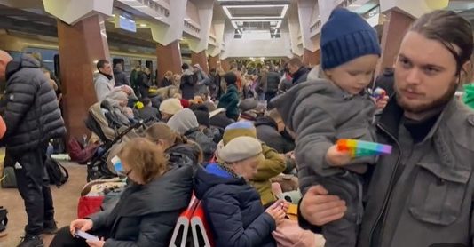 Люди прячутся в метро Харькова (ФОТО, ВИДЕО)