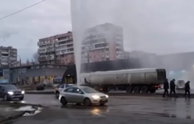 В Запорожье посреди дороги забил 10-метровый фонтан: залило автомобили (ВИДЕО) 