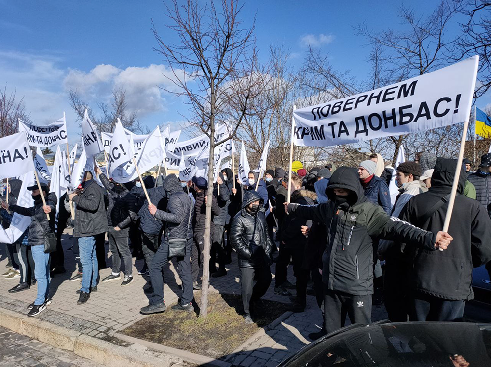 В годовщину расстрелов на Майдане в столице 5000 человек требуют вернуть Крым и Донбасс