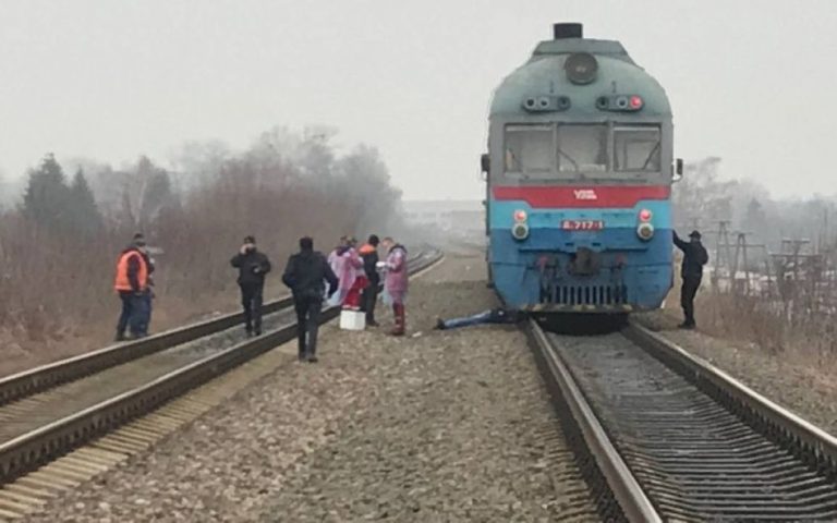 В Черкассах под колесами поезда погиб мужчина (ФОТО)