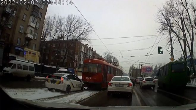 В Днепре авто патрульных врезалось в трамвай (ФОТО, ВИДЕО)