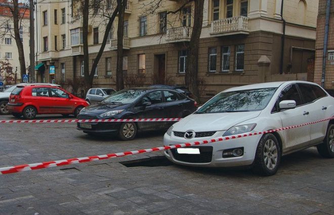 В Днепре бетонная плита провалилась под авто (ФОТО, ВИДЕО)