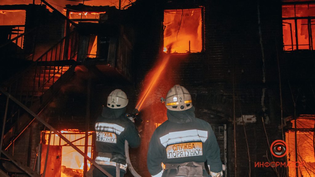 В Днепре горело двухэтажное заброшенное здание (ФОТО, ВИДЕО)