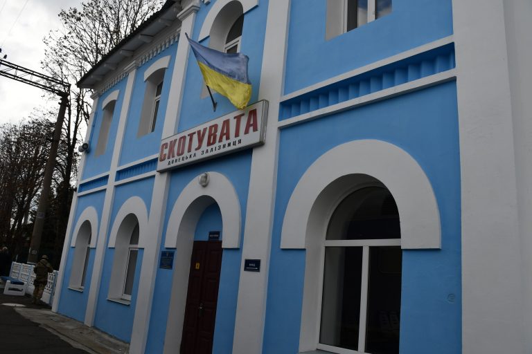 В Донецкой области станция Скотоватая попала под обстрел