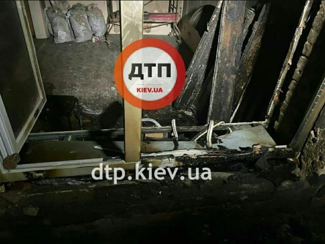 В Голосеевском районе Киева горела квартира: свидетели говорят о поджоге (ФОТО)