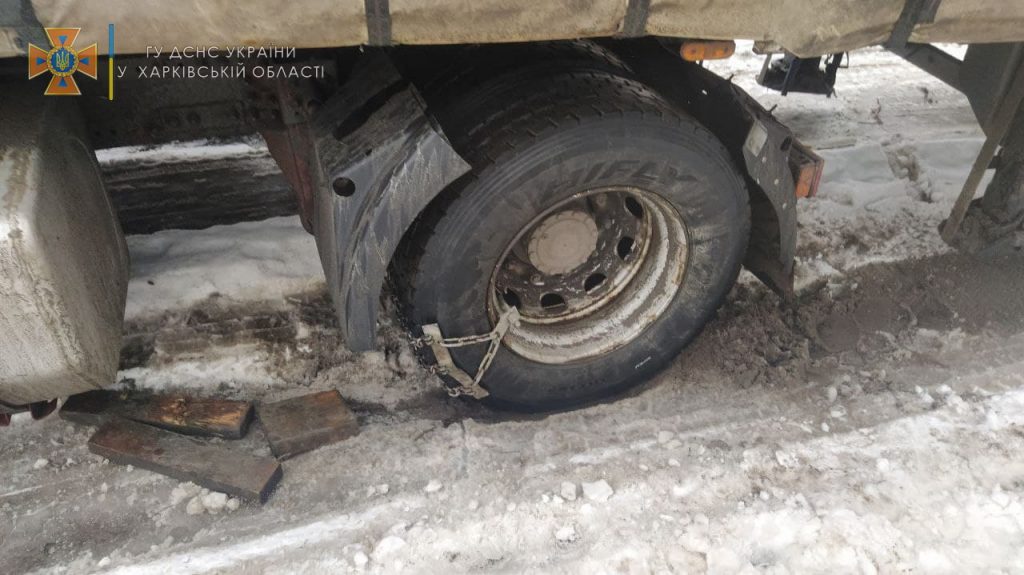В Харькове непогода парализовала движение грузовиков (ФОТО)