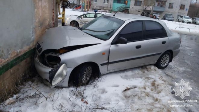 В Харькове водитель легкового автомобиля врезался в здание, есть пострадавшая (ФОТО)