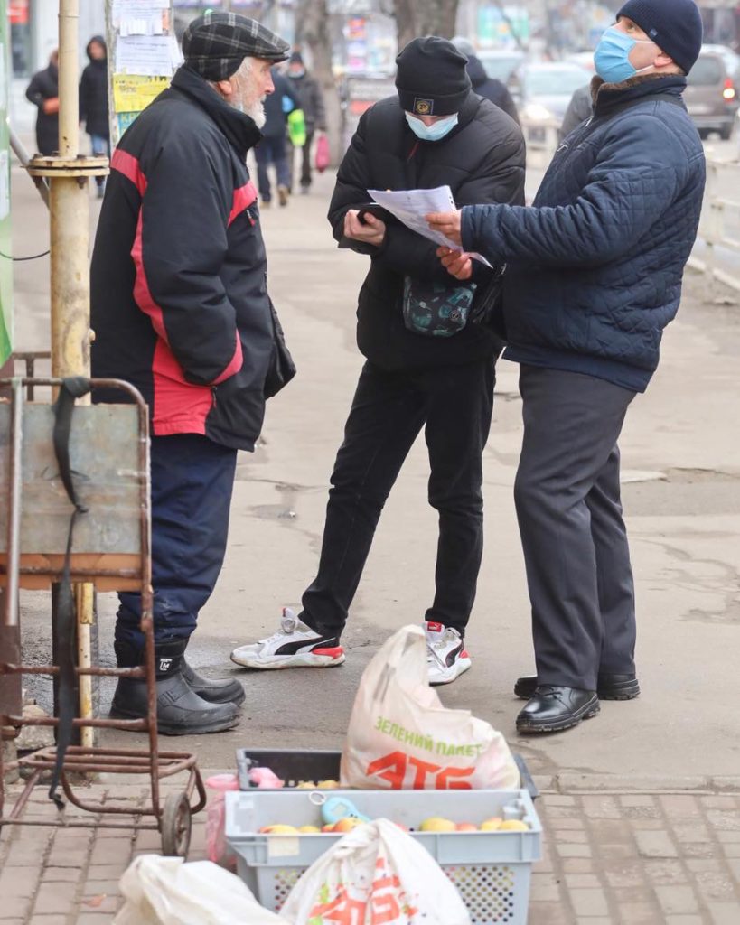 Стыд и срам: в Херсоне продававшего яблоки дедушку оштрафовали (ФОТО)