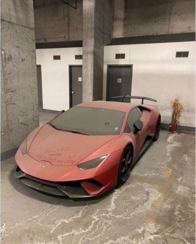 В Канаде на парковке обнаружили Lamborghini, покрытый толстым слоем пыли (ФОТО)