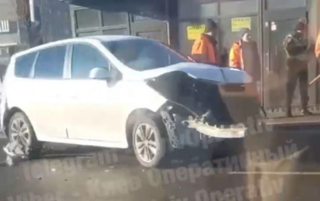 На Окружной дороге в Киеве Renault повредил несколько МАФов (ВИДЕО)