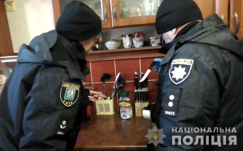 В Киеве мужчина из-за ревности тяжело ранил жену ножом (ФОТО)