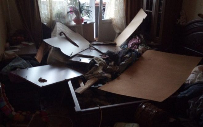 В Киеве на Оболони мужчина час крушил квартиру молотком (ФОТО)