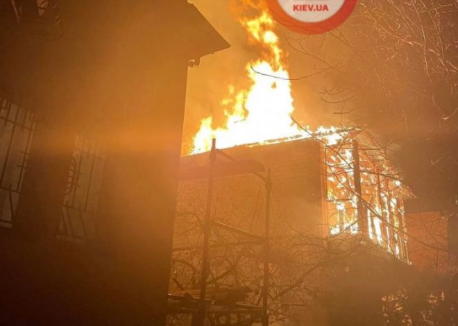 На Оболони в Киеве полностью сгорел двухэтажный жилой дом (ФОТО) 