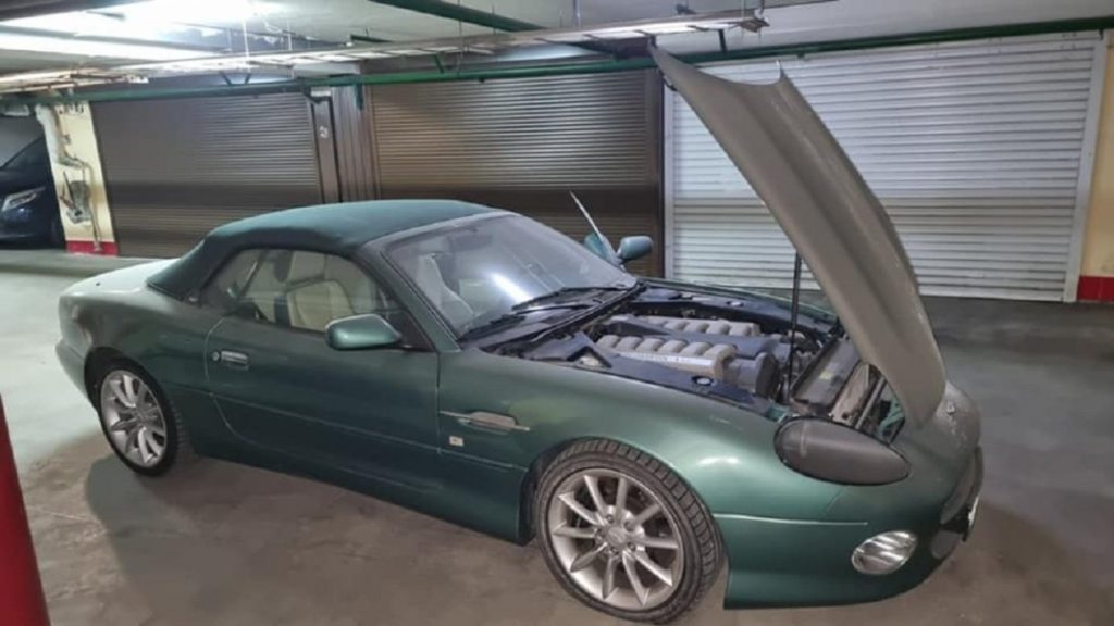 В Киеве нашли заброшенный суперкар Aston Martin (ФОТО)