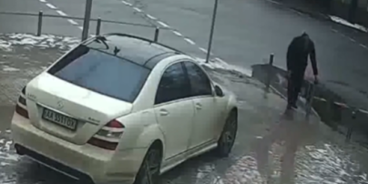 В Киеве хамоватый водитель Mercedes выдернул антипарковочный столбик (ВИДЕО)