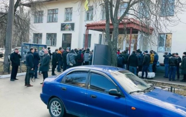 В Киеве у входа в военкомат выстроилась очередь из желающих служить (ФОТО, ВИДЕО)