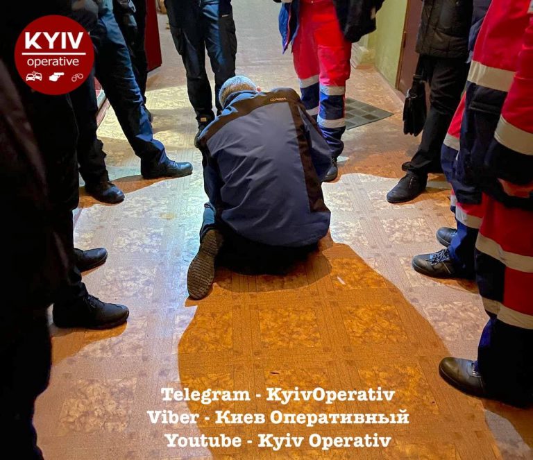 В Киеве неадекват бросался на полицию с ножом и разжег в квартире костер (ФОТО)