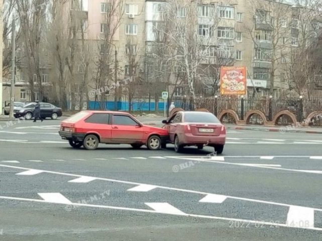 В Мелитополе возле «зеленой поликлиники» столкнулись «ВАЗ» и Chevrolet (ФОТО)
