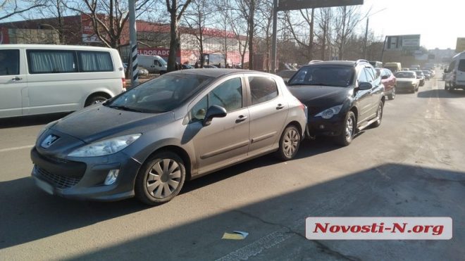В Николаеве 2 автоледи за рулем Peugeot и SsangYong устроили ДТП (ФОТО)