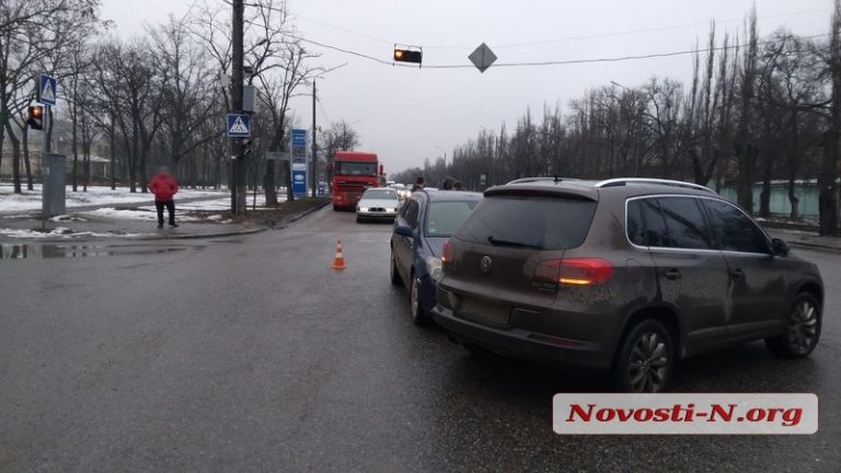 В Николаеве на перекрестке Opel и Volkswagen не поделили дорогу (ФОТО)
