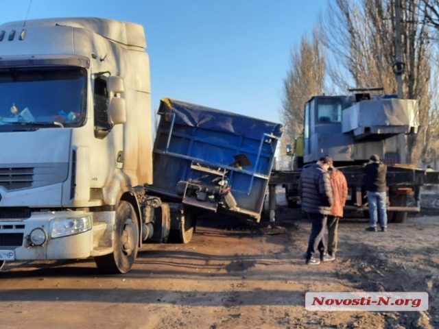 Фуру сильно трясло на неровной дороге: В Николаеве у тягача отпал контейнер (ФОТО)
