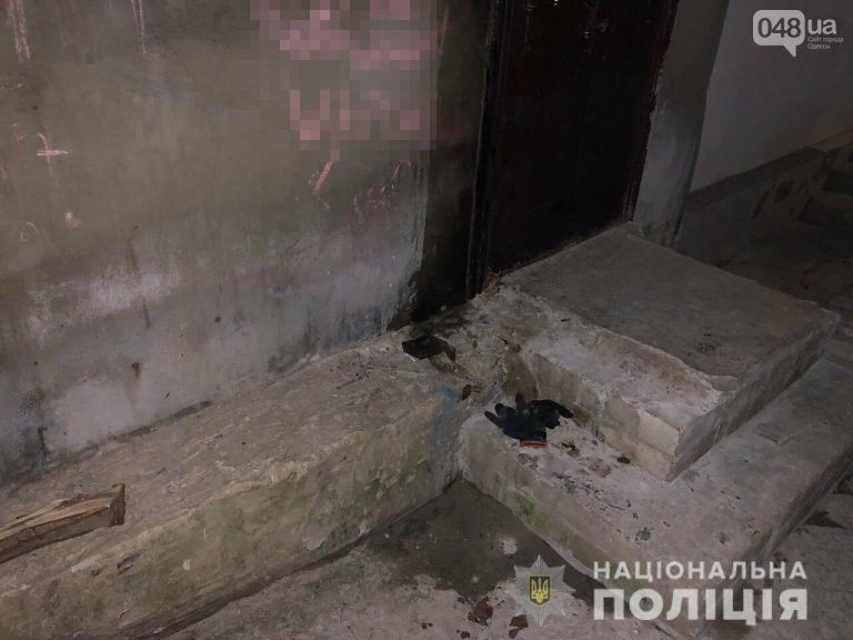 Бросил на порог тряпки: В Одессе иностранец поджег двери чужой квартиры (ФОТО)
