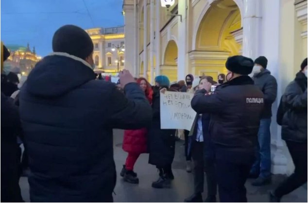 В России прошли массовые задержания на антивоенных митингах (ФОТО)