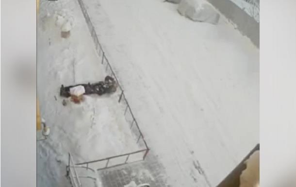 В России женщина выжила после падения с восьмого этажа и вызвала себе «скорую» (ФОТО, ВИДЕО)