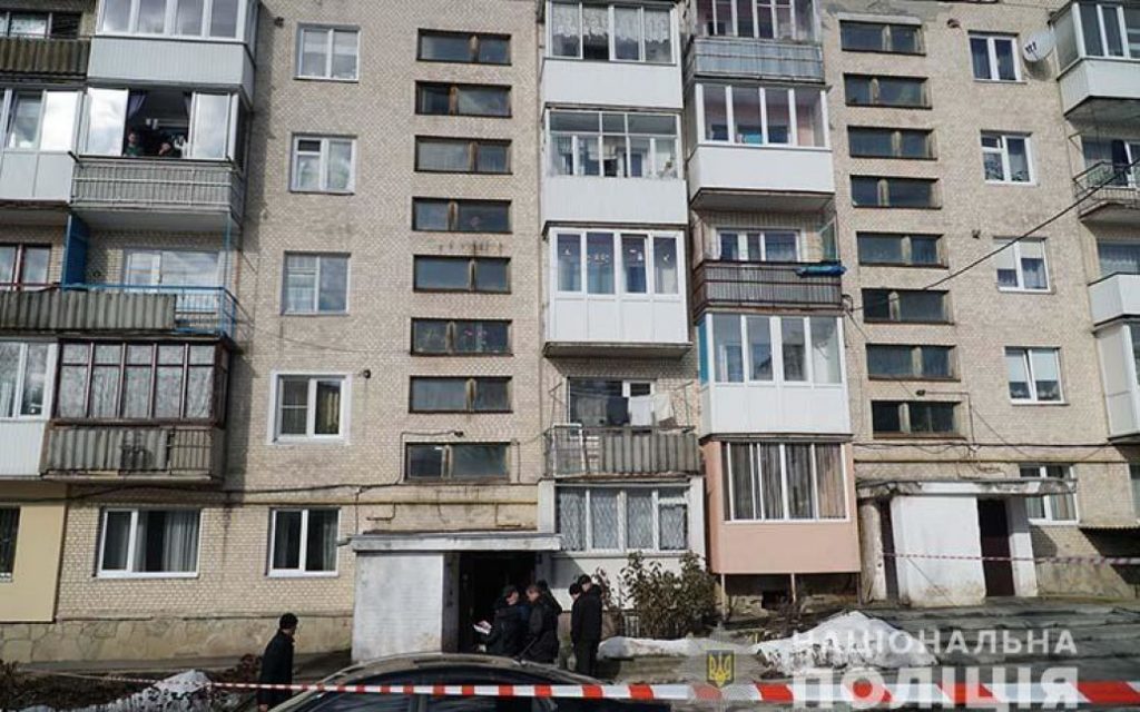 В Тернополе из окна многоэтажки выпал мужчина (ВИДЕО)