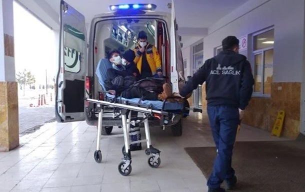 В Турции при опрокидывании автобуса пострадали 11 человек (ФОТО)