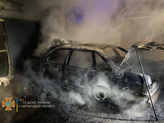 В Запорожье в гаражном кооперативе на ходу загорелся Volkswagen (ФОТО)