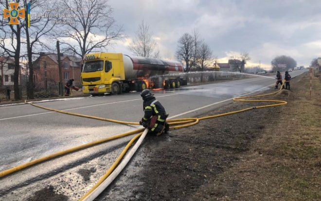 В селе на Прикарпатье на дороге загорелся грузовик с газом (ФОТО, ВИДЕО)