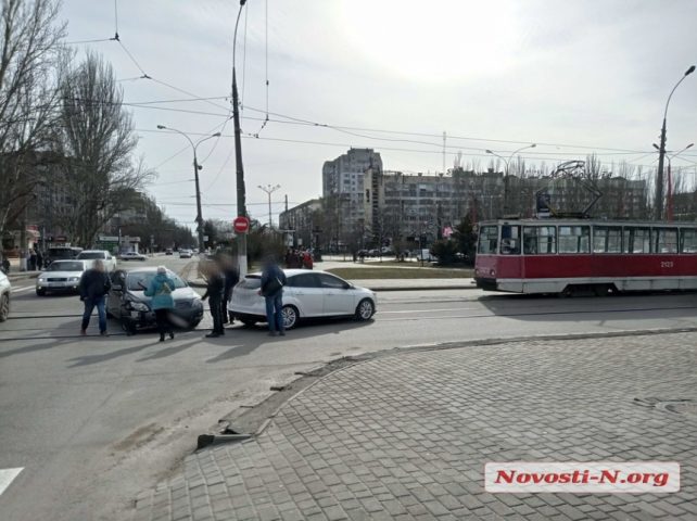 В центре Николаева столкнулись Toyota и Ford: дивжение трамваев приостановлено (ФОТО)
