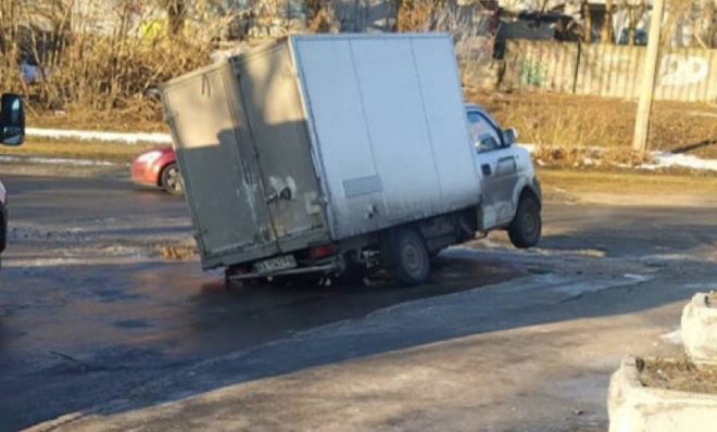 В яму на асфальте в Киеве провалился грузовик «ГАЗель» (ФОТО)