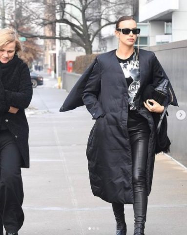 Икона: Ирина Шейк показала, с чем носить черные кожаные брюки (ФОТО)