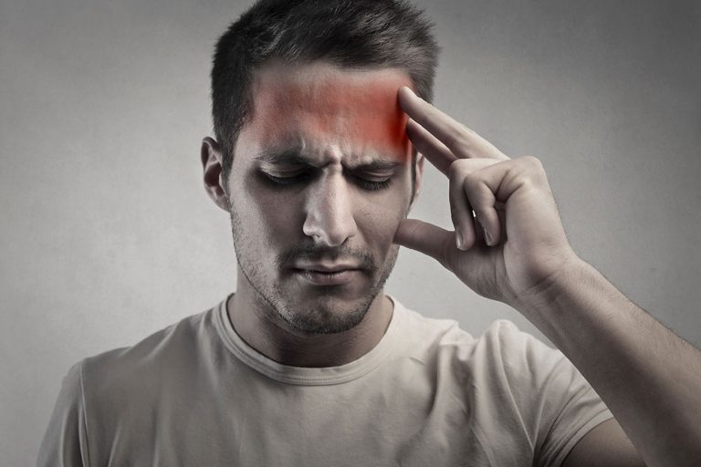 Почему штамм «Омикрон» провоцирует головную боль: ответ врача-невролога