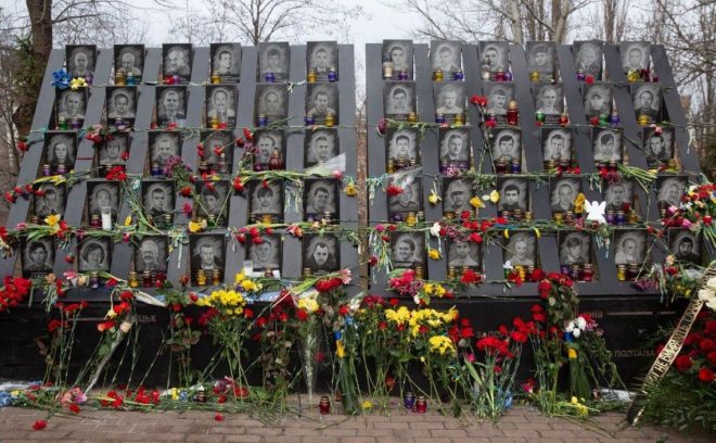 На Майдане чтят память героев Небесной сотни 
