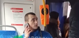 В Киеве в троллейбусе подрались пассажиры: один громко говорил по телефону (ВИДЕО)